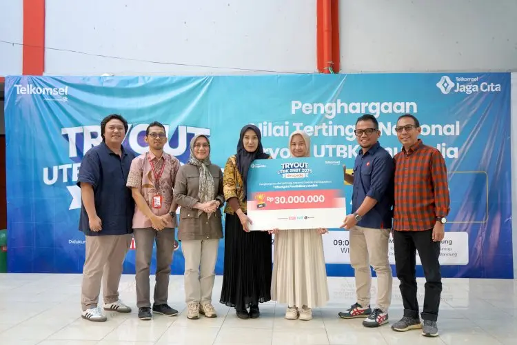 Naya, Peraih Top Scorer Ilmupedia Tryout UTBK 2025 asal SMA Telkom Bandung Terima Bantuan Pendidikan
