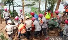 Petugas Berhasil Evakuasi Tiga korban Bencana di Puncak , Satu Masih Dicari