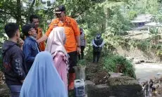 Oden Sumantri Tidak Ditemukan di Lokasi Longsor, Tim SAR Gabungan Fokus Cari Korban di Sungai Ciliwung