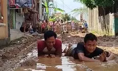 Dua Dekade Jalan Rusak Dibiarkan, Warga Japura Kidul Protes dan Mandi Lumpur