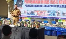 Jenal Mutaqin Acungi Jempol Polresta Bogor Kota Musnahkan 17 Ribu Botol Miras Ilegal