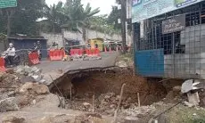 Gegara Saluran Rusak, Jalan di Wilayah Cipageran Cimahi Ambles