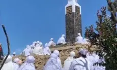 Ritual Puluhan Orang Berpakaian Putih di Puncak Gunung Lawu Viral, Pendaki Terpukau dan Menunggu di Bawah