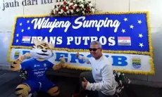 FOTO: Perkenalkan Pemain Baru Persib Bandung Lewat Karangan Bunga