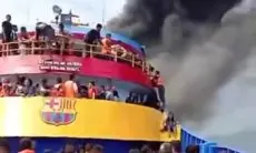 Enam Kapal Dikerahkan untuk Evakuasi Penumpang KM Barcelona 5 yang Terbakar di Perairan Talise