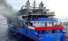Bangkai KMP Barcelona 5 Masih Mengeluarkan Asap Usai Terbakar di Perairan Pulau Talise