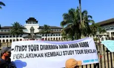 FOTO: Aksi Pekerja Pariwisata Tuntut Cabut Larangan Study Tour Dedi Mulyadi