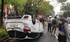 Mobil Yaris Terbalik Usai Tabrak Motor dan Datsun di Rajawali Barat Bandung, Tiga Orang Luka Ringan