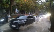 Warga Mengeluh  Banjir Cileuncang di Depan Kantor Pemkab Bandung