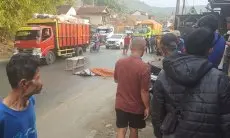 Nekat Salip dari Kiri, Seorang Pengendara Motor Tewas Terlindas Truk di Cipatat Bandung Barat