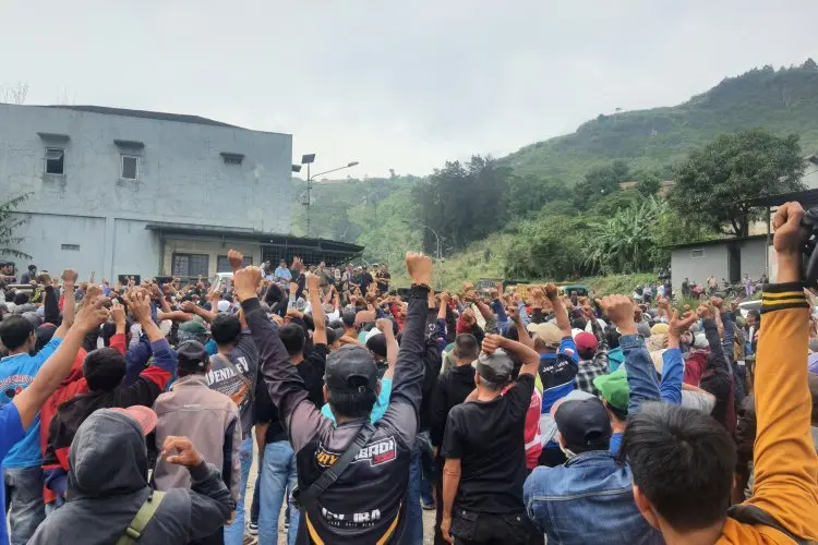 Curhat Buruh Pembakaran Batu Kapur di Cipatat, Anak Sekolah hingga Istri yang akan Melahirkan