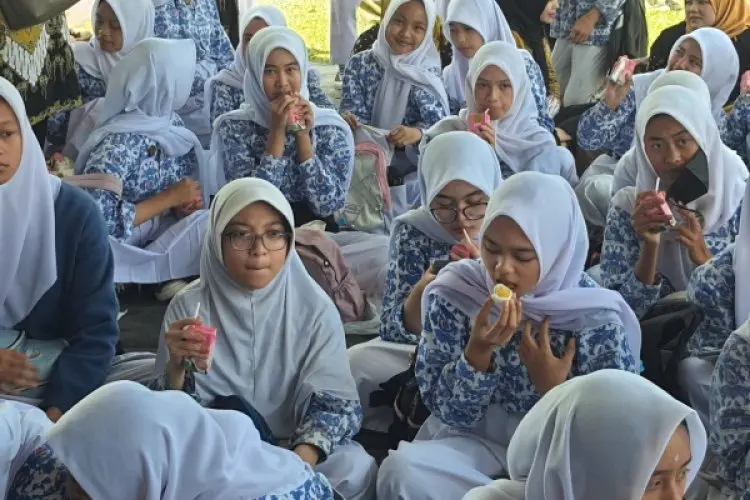 Upaya Penuhi Gizi Siswa di KBB, Disdik Bagikan Susu dan Makan Telur Bersama di Lembang