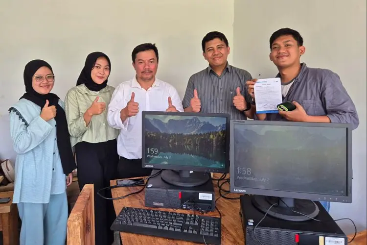 Aktivis Lingkungan Cisadane Resik Dapat Donasi 5 Unit Komputer dari BCA Insurance