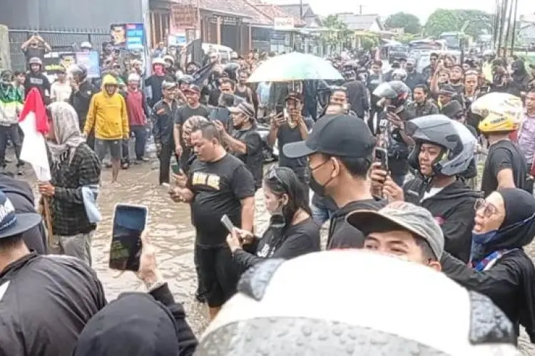 Warga Cirebon Timur Tagih Janji Ono Surono Perbaiki Jalan Gebang-Pabuaran.