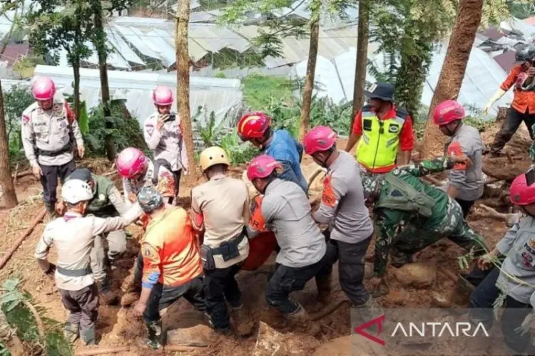 Petugas Berhasil Evakuasi Tiga korban Bencana di Puncak , Satu Masih Dicari