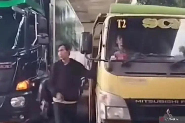 Sempat Viral, Preman Pemalak Sopir Truk Bersenjata Tajam di Cakung Ditangkap