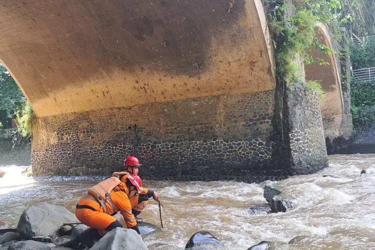 Bantu Pencarian Korban Longsor, BPBD Kota Bogor Siagakan Personel di Sungai Ciliwung
