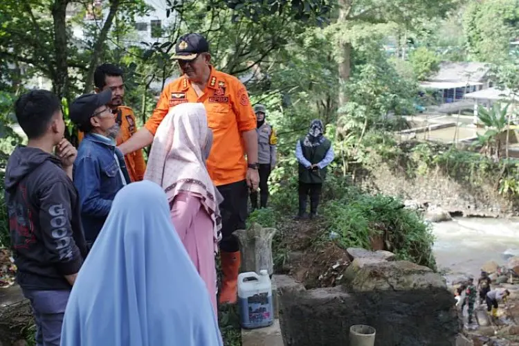 Oden Sumantri Tidak Ditemukan di Lokasi Longsor, Tim SAR Gabungan Fokus Cari Korban di Sungai Ciliwung