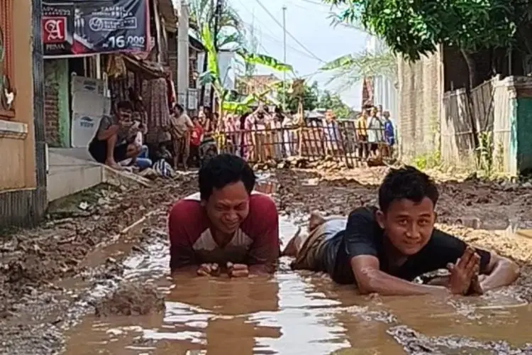 Dua Dekade Jalan Rusak Dibiarkan, Warga Japura Kidul Protes dan Mandi Lumpur
