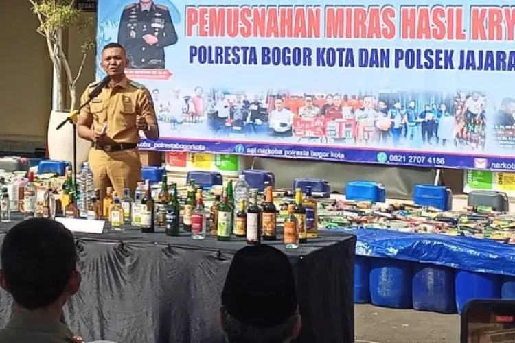 Jenal Mutaqin Acungi Jempol Polresta Bogor Kota Musnahkan 17 Ribu Botol Miras Ilegal
