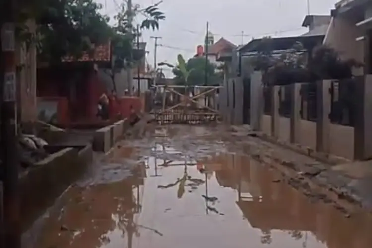 Salah Paham Informasi Perbaikan Jalan Rusak, Ono Surono Salahkan Bupati Cirebon
