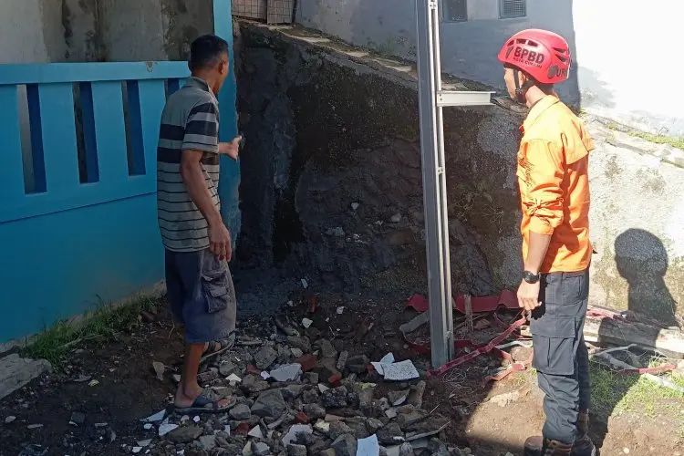 Lagi, Tanah Ambles Mengancam Tiga Rumah di Wilayah Cibabat Cimahi