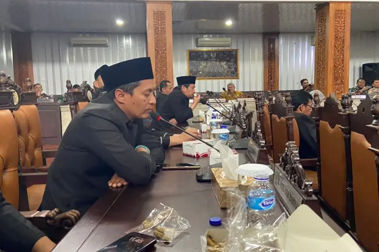 Paripurna APBD Perubahan Kabupaten Cirebon Ricuh