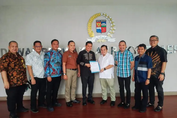 Adityawarman Terima 28 Sertifikat Aset Pemkot dari Kepala Kantor Pertanahan Kota Bogor
