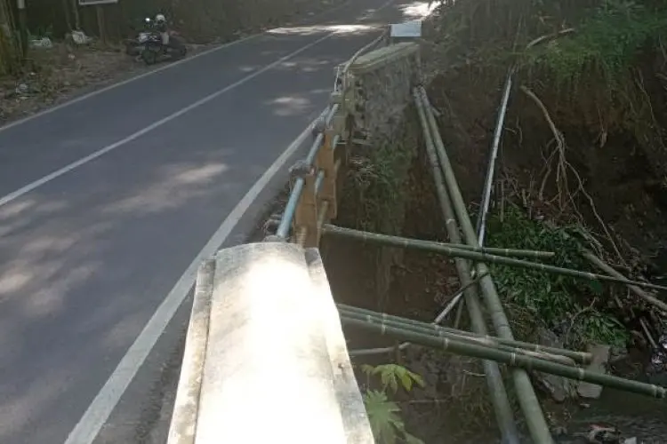 Tergerus Longsor, Akses Utama Jalan Kolmas di Cikahuripan Terancam Putus