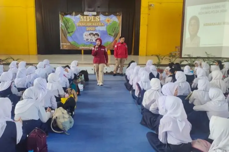 Polda Jabar Hadirkan Edukasi Positif dalam MPLS di SMAN 27 Bandung