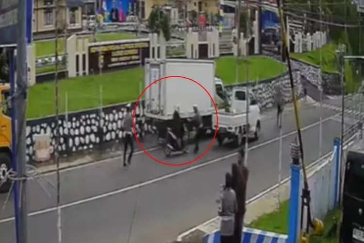 Terekam CCTV, Detik-Detik Pengendara Motor Serang Polisi Saat Razia di Polres Bengkulu 