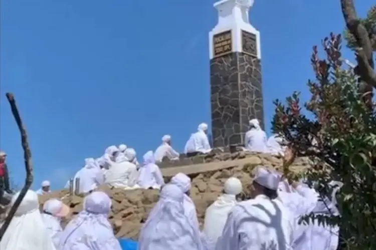 Ritual Puluhan Orang Berpakaian Putih di Puncak Gunung Lawu Viral, Pendaki Terpukau dan Menunggu di Bawah