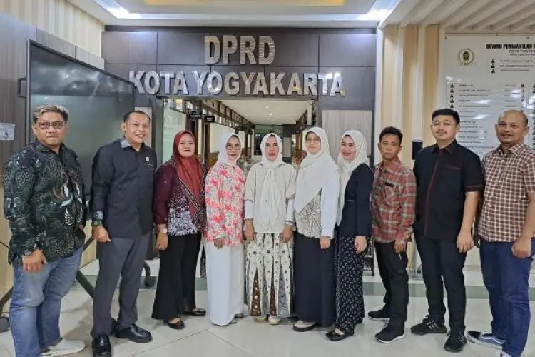 Komisi I DPRD Kabupaten Cirebon Dalami Strategi Keterbukaan Informasi Publik di Yogyakarta