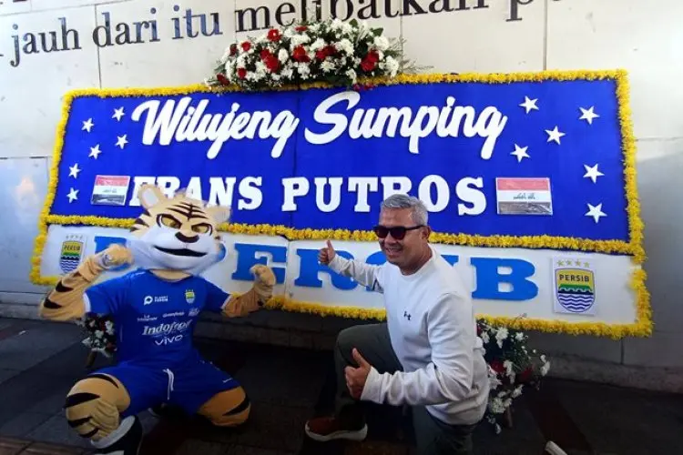 FOTO: Perkenalkan Pemain Baru Persib Bandung Lewat Karangan Bunga