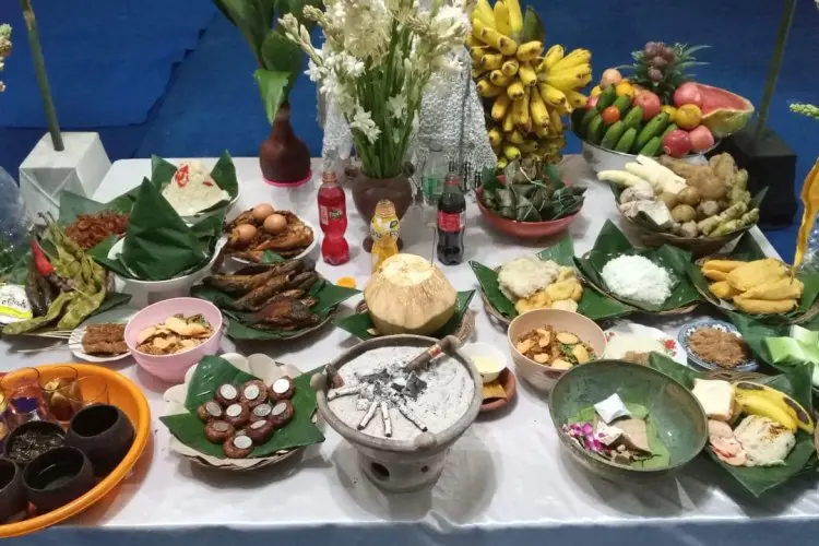 Menelisik Makna Dibalik Sesajen dan Sastra Jendra Rahayu Ningrat dalam Tradisi Tanggap Warsa 1 Sura 1959 Saka Indonesia di Desa Sariwangi 
