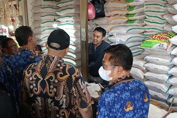 Cek Dugaan Beras Premium Oplosan, Disperindag KBB Temukan Satu Merek di Pasar Panorama Lembang