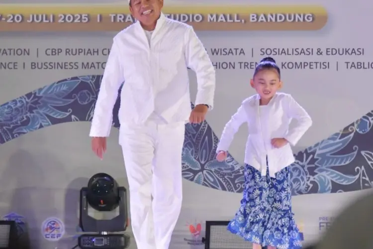 Sunda Karsa Fest KKJB 2025, Jadi Pengalaman Pertama Dedi Mulyadi Peragakan Busana di Catwalk