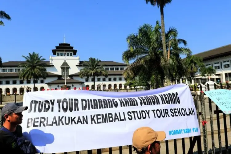 FOTO: Aksi Pekerja Pariwisata Tuntut Cabut Larangan Study Tour Dedi Mulyadi
