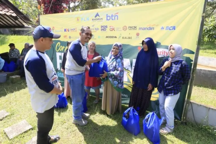 Corporate Fun Fishing IWEB Donasikan Sembako dan 100 Kg Ikan untuk 10 Panti Asuhan Yatim Piatu di Bandung 