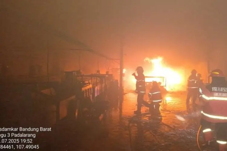 Tak ada Korban Jiwa, Sebuah Pabrik Resleting di Padalarang Merugi hingga Ratusan Juta Akibat Kebakaran