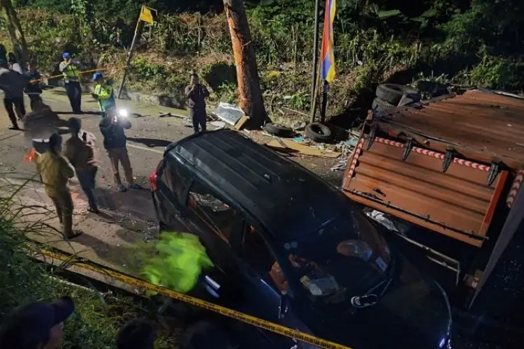 Diduga Rem Blong Penyebab Truk Pengakut Peralatan MBG Terguling di Jalan Kolmas Cisarua