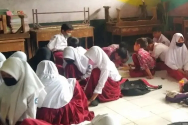 Terkesan Menyeramkan, Siswa SDN Sindangsari Cipatat Minta Bangunan Sekolah dan WC yang Rusak Segera Diperbaiki