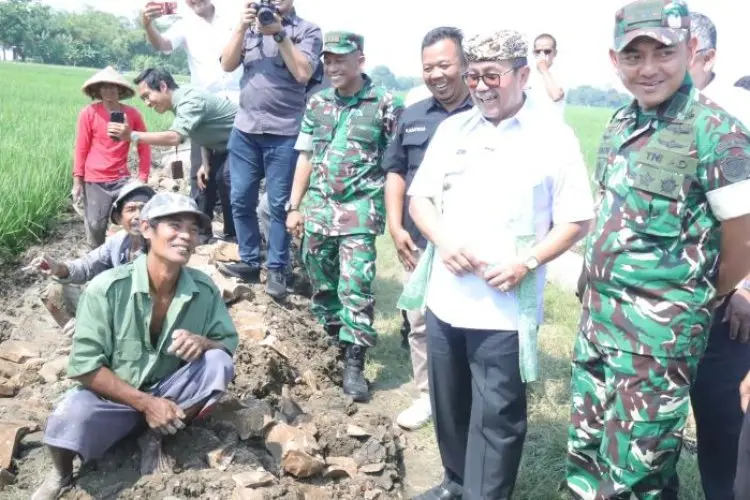 Bupati Cirebon Apresiasi TNI Bangun Jalan dan Bina Masyarakat Desa Sende