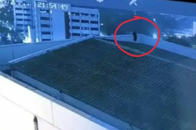 CCTV Ungkap Jejak Terakhir Arya Daru Sebelum Meninggal, Tasnya Ditinggal di Rooftop