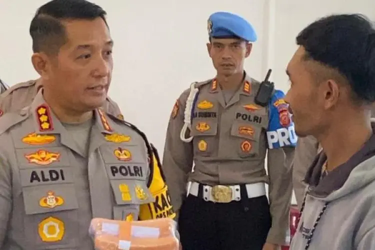 Jumat Curhat di Kertasari: Aldi Subartono Serap Aspirasi, Beri Bantuan, dan Tegaskan Perang Melawan Kejahatan