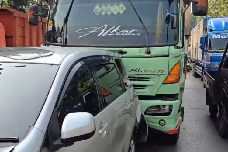 Kronologi Truk Kontainer Rem Blong Tabrak Belasan Kendaraan di Lampu Merah Pulomas