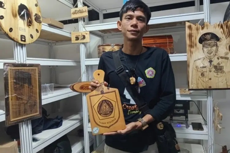 Dengan Pirografi, Pemuda Ciburayut Pegiat Ekonomi Kreatif Sambut KEK Lido