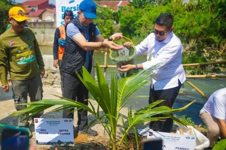 Dedie Ajak Masyarakat Jaga Lingkungan, Bebersih Sungai Ciliwung dan Tanam Pohon di Bantaran