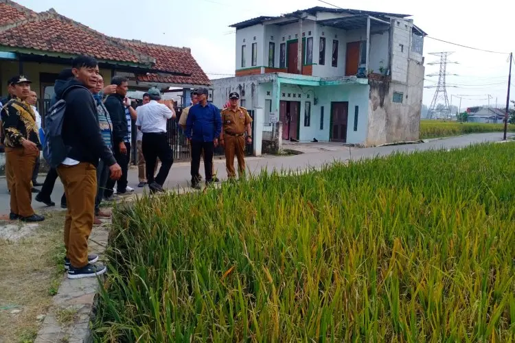 Tinjau Lokasi Akses Jalan Cipondoh yang Rusak, Komisi III DPRD KBB Temukan Adanya Proses Ruslah Pemdes Kertajaya dan PT BPI