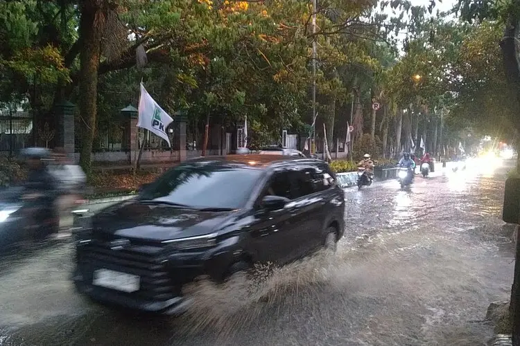 Warga Mengeluh  Banjir Cileuncang di Depan Kantor Pemkab Bandung